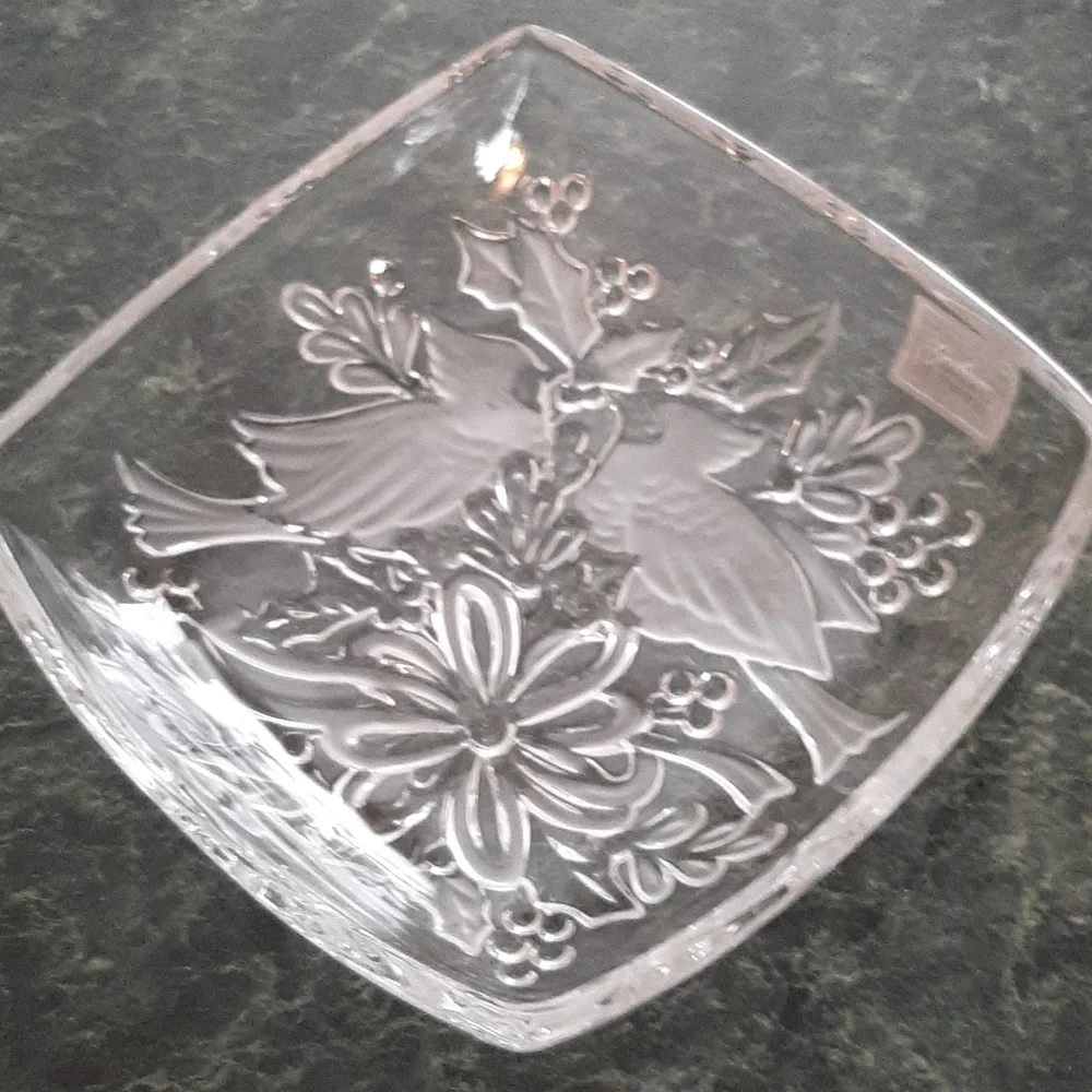 Gorham Crystal Bowl- Beautiful! Christmas Cardinals 8" Square 🕊🌲 - Picture 6 of 10